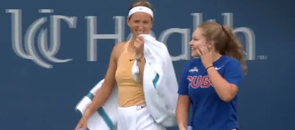 Азаренко играет с болельщицей на турнире в Цинциннати - Sputnik Беларусь