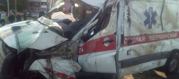 Скорая опрокинулась в результате ДТП в Витебске - видео - Sputnik Беларусь