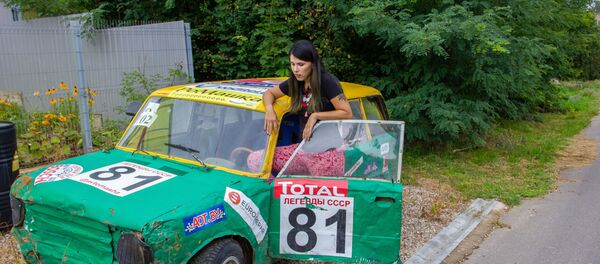 Самая яркая из всех машин Марии - само собой, гоночная. Вся в наклейках, где-то помятая, но с характером.  - Sputnik Беларусь