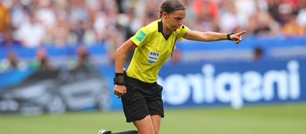 Первая женщина-арбитр Суперкубка УЕФА - Sputnik Беларусь