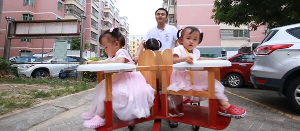 В Китае изобрели коляску-карусель - Sputnik Беларусь