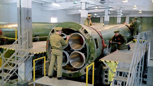 Ликвидация ракетных средств Р-12 согласно Договору о ликвидации ракет средней и меньшей дальности между СССР и США  - Sputnik Беларусь