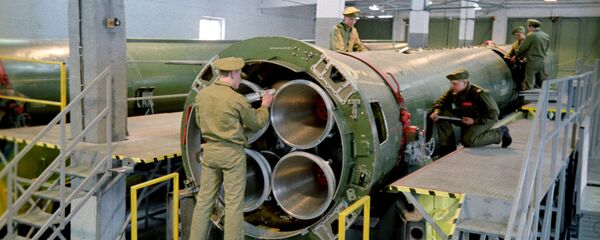 Ликвидация ракетных средств Р-12 согласно Договору о ликвидации ракет средней и меньшей дальности между СССР и США  - Sputnik Беларусь