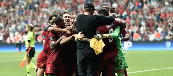 Футболисты Ливерпуля празднуют победу в Суперкубке УЕФА - Sputnik Беларусь