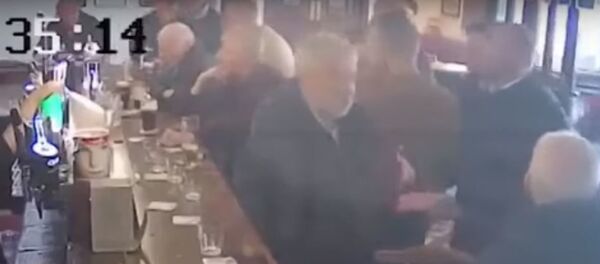 Конор Макгрегор ударил пенсионера в пабе Конор Макгрегор ударил пенсионера в пабе - Sputnik Беларусь