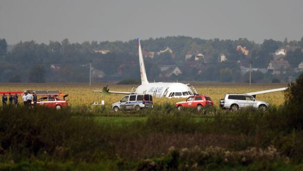 Самолет А-321 авиакомпании Уральские авиалинии с пассажирами на борту совершил аварийную посадку в Подмосковье - Sputnik Беларусь