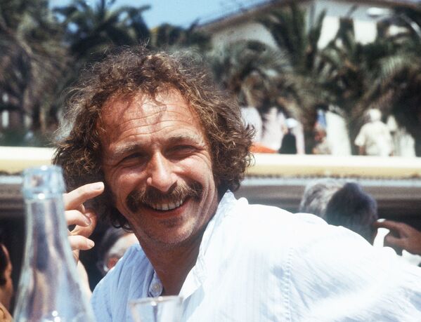 Французский актер Пьер Ришар 15 мая 1979 года на террасе ресторана во время 32-го Каннского международного кинофестиваля. - Sputnik Беларусь