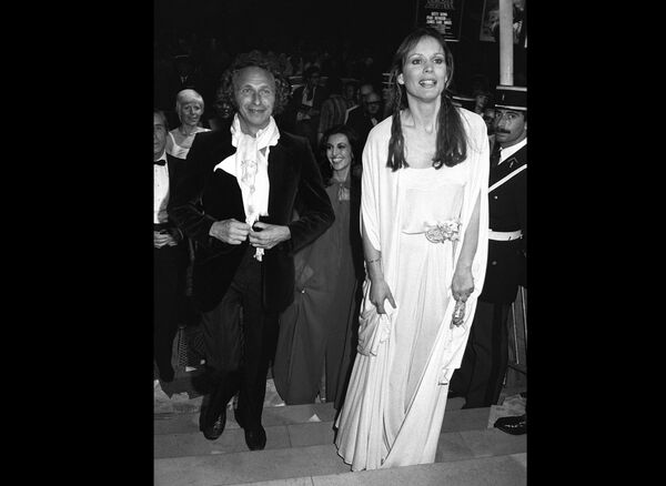 Швейцарская актриса Марта Келлер, член жюри фестиваля, и французский актер Пьер Ришар в Каннах 25 мая 1977 года. - Sputnik Беларусь