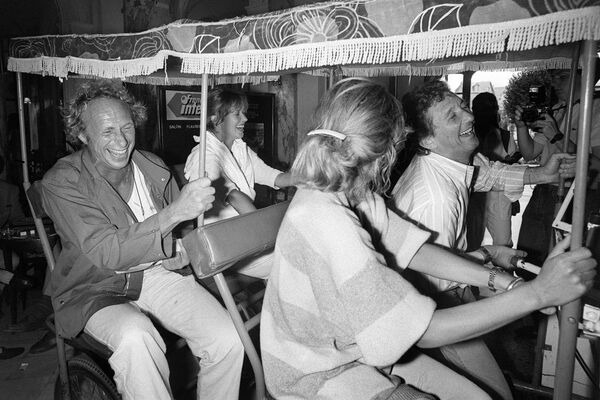 Пьер Ришар с друзьями у отеля Нормандия во время 10-го американского кинофестиваля 3 сентября 1984 года.  - Sputnik Беларусь