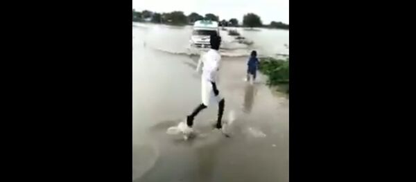 Мальчик стал героем в Индии, проведя скорую по затопленному мосту Мальчик стал героем в Индии, проведя скорую по затопленному мосту - Sputnik Беларусь