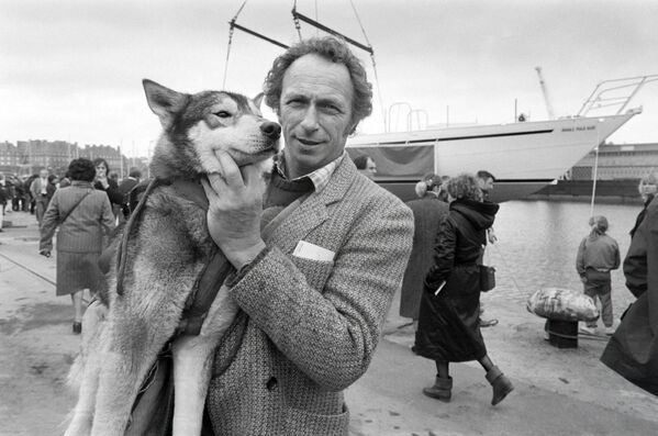 Пьер Ришар с собакой в Сен-Мало 20 марта 1983 года. - Sputnik Беларусь