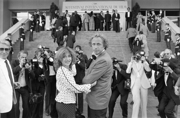 Пьер Ришар и Элизабет Депардье 10 мая 1983 года в Каннах. - Sputnik Беларусь