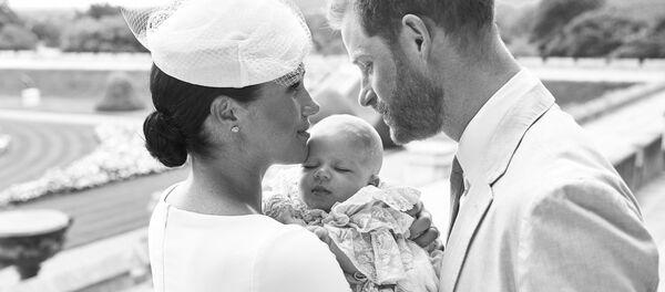 Меган Маркл и принц Гарри со своим сыном Арчи Меган Маркл и принц Гарри со своим сыном Арчи - Sputnik Беларусь