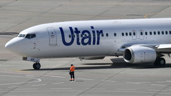 Cамолет авиакомпании UTair на взлетно-посадочной полосе в аэропорту Внуково - Sputnik Беларусь