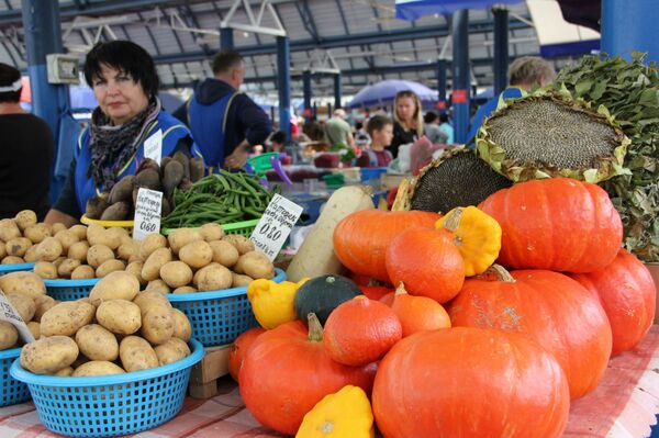 Дешевеют овощи и ягоды: что почем продают на Комаровке в середине августа - Sputnik Беларусь