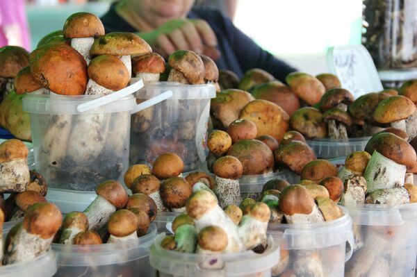 Дешевеют овощи и ягоды: что почем продают на Комаровке в середине августа - Sputnik Беларусь