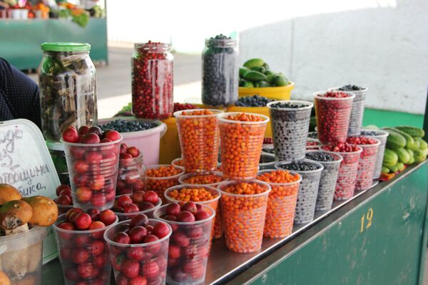 Дешевеют овощи и ягоды: что почем продают на Комаровке в середине августа - Sputnik Беларусь