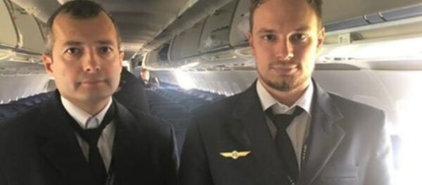 Командир экипажа Airbus 321 Дамир Юсупов и пилот Георгий Мурзин Командир экипажа Airbus 321 Дамир Юсупов и пилот Георгий Мурзин - Sputnik Беларусь