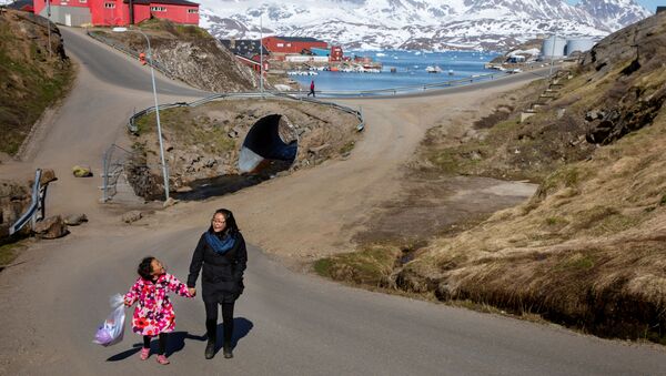 Женщина и ребенок идут по улице в городе Тасиилак, Гренландия - Sputnik Беларусь