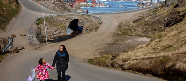 Женщина и ребенок идут по улице в городе Тасиилак, Гренландия - Sputnik Беларусь