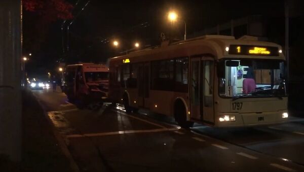 Маршрутка врезалась в троллейбус в Гомеле, видео - Sputnik Беларусь