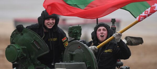 Команда армии Беларуси на дистанции финальной эстафеты первого дивизиона конкурса Танковый биатлон V Армейских международных игр-2019 в парке Патриот - Sputnik Беларусь