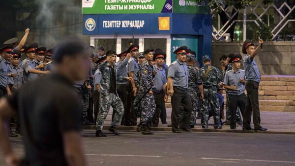 Сотрудники милиции во время столкновений со сторонниками экс-президента Киргизии Алмазбека Атамбаева на площади Ала-Тоо в Бишкеке - Sputnik Беларусь
