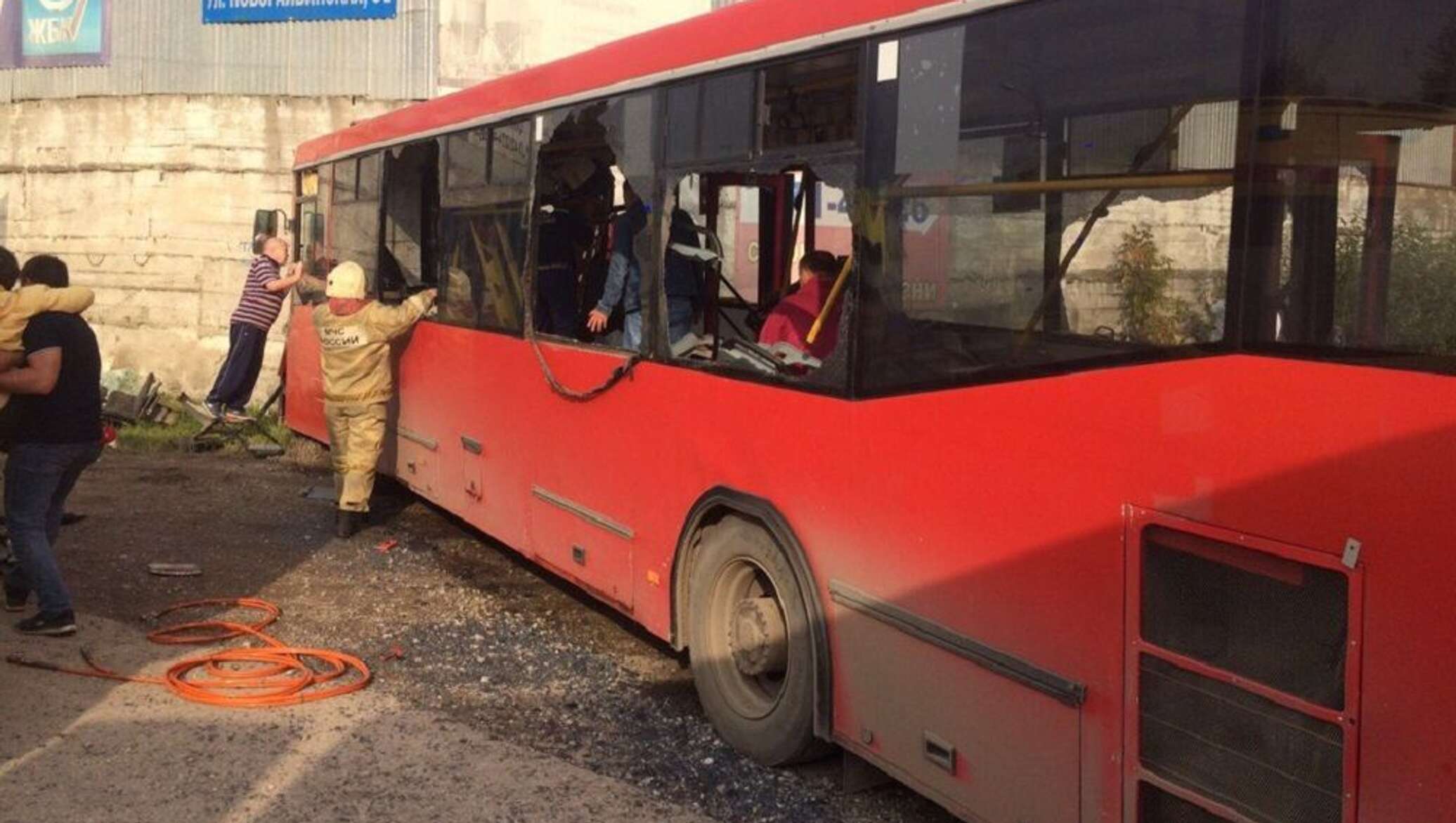 Дтп в перми у цума. Пассажирский автобус врезался в здание. Авария с автобусом в Москве сейчас. Автобус попал в выбоину на дороге. Авария в Перми 170 автобус.