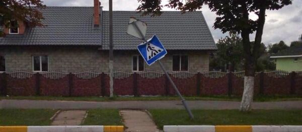 На Гомельщине парни повредили дорожные знаки - Sputnik Беларусь