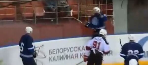 Игрок минского Динамо разбил стекло ограждения, празднуя гол Игрок минского Динамо разбил стекло ограждения, празднуя гол - Sputnik Беларусь