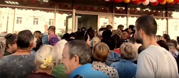 Давку на открытии самого большого секонд-хенда устроили в Витебске Давку на открытии самого большого секонд-хенда устроили в Витебске - Sputnik Беларусь