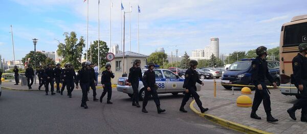 Отряд милиции в бронежилетах и касках возле гостиницы Беларусь - Sputnik Беларусь