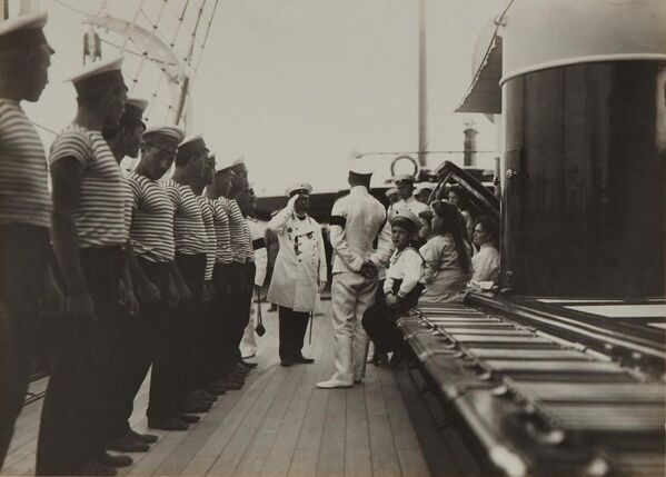Капитан корабля и матросы приветствуют семью императора Николая II. - Sputnik Беларусь