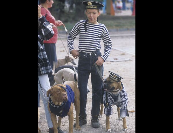 Мальчик в тельняшке с собаками - Sputnik Беларусь