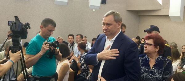 Александр Шакутин пришел  на судебное заседание, где среди обвиняемых его младший брат - Sputnik Беларусь