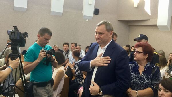 Александр Шакутин пришел  на судебное заседание, где среди обвиняемых его младший брат - Sputnik Беларусь