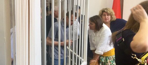 Сергей Шакутин беседует с адвокатом в перерыве судебного заседания - Sputnik Беларусь