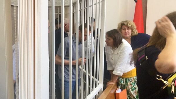 Сергей Шакутин беседует с адвокатом в перерыве судебного заседания - Sputnik Беларусь