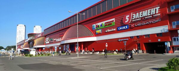 Пустая парковка перед Dana Mall - Sputnik Беларусь