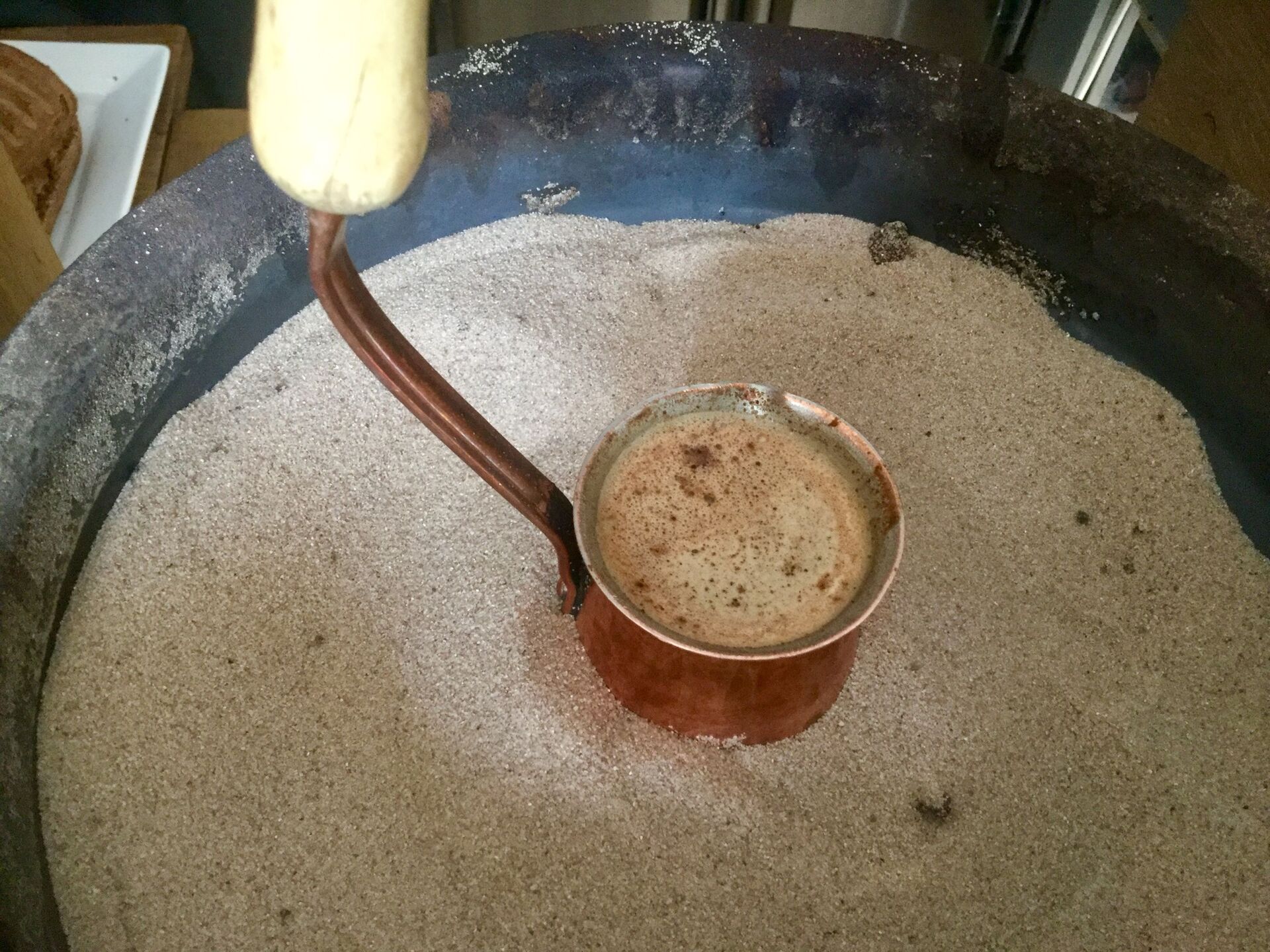 Черный кофе, сваренный в джезве на песке, особенно вкусный  - Sputnik Беларусь, 1920, 28.12.2023