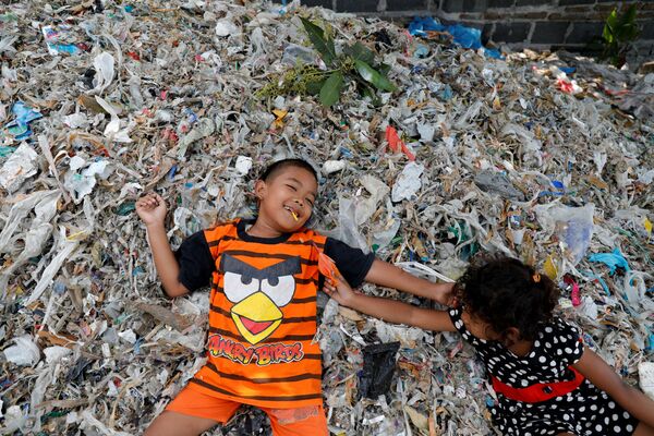 Дети играют на куче мусора в индонезийской деревне - Sputnik Беларусь