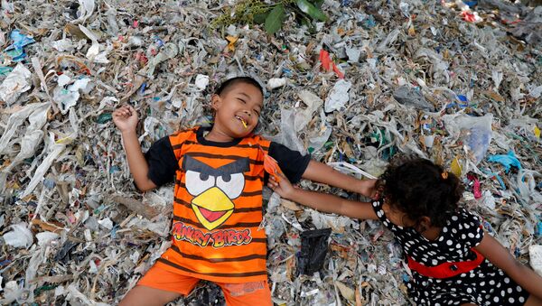 Дети играют на куче мусора в индонезийской деревне - Sputnik Беларусь