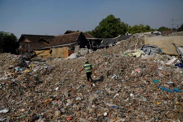 Кучи мусора в деревне Бангун, Индонезия - Sputnik Беларусь
