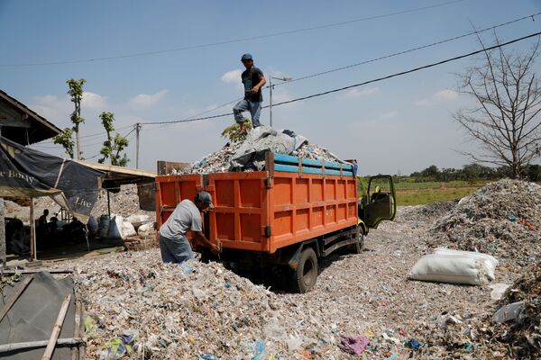 Выгрузка мусора в деревне Бангун, Индонезия - Sputnik Беларусь