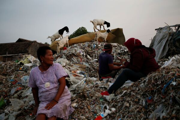 Сортировка мусора в деревне Бангун, Индонезия - Sputnik Беларусь