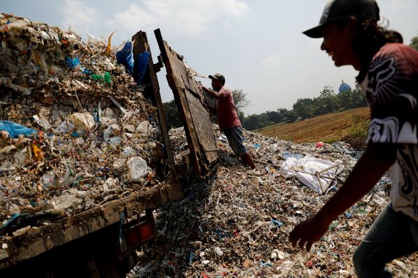 Подготовка к разгрузке мусора с бумажной фабрики в индонезийской деревне Bangun - Sputnik Беларусь