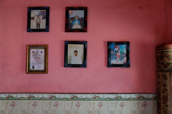 Семейные портреты в доме сборщика мусора Салама в индонезийской деревне  - Sputnik Беларусь