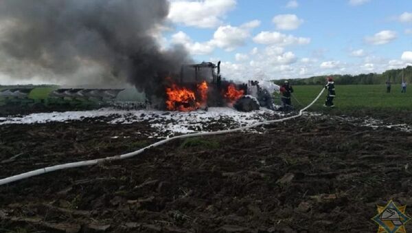 МЧС: во время сельхозработ в Шарковщинском районе сгорел трактор - Sputnik Беларусь