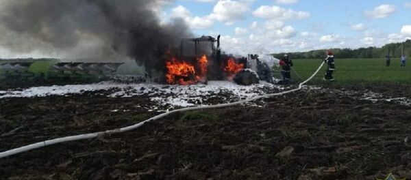 МЧС: во время сельхозработ в Шарковщинском районе сгорел трактор - Sputnik Беларусь