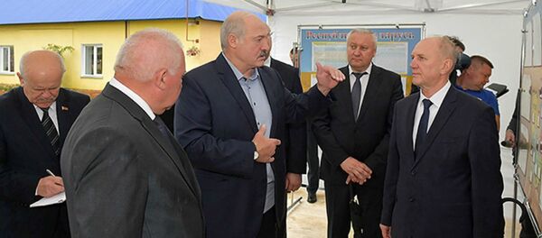 Рабочая паездка прэзідэнта Аляксандра Лукашэнкі ў Іўеўскі раён Гродзенскай вобласці Рабочая паездка прэзідэнта Аляксандра Лукашэнкі ў Іўеўскі раён Гродзенскай вобласці - Sputnik Беларусь